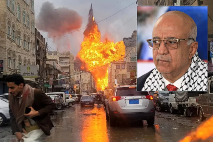 Kobaran api membumbung dari lokasi serangan udara Israel di Sanaa, Yaman, 24 Agustus 2025.
