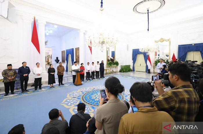 Presiden Prabowo Subianto menyampaikan pernyataan hasil pertemuan dengan pemimpin partai politik dan lembaga negara di Istana Merdeka, Jakarta, Minggu (31/8).