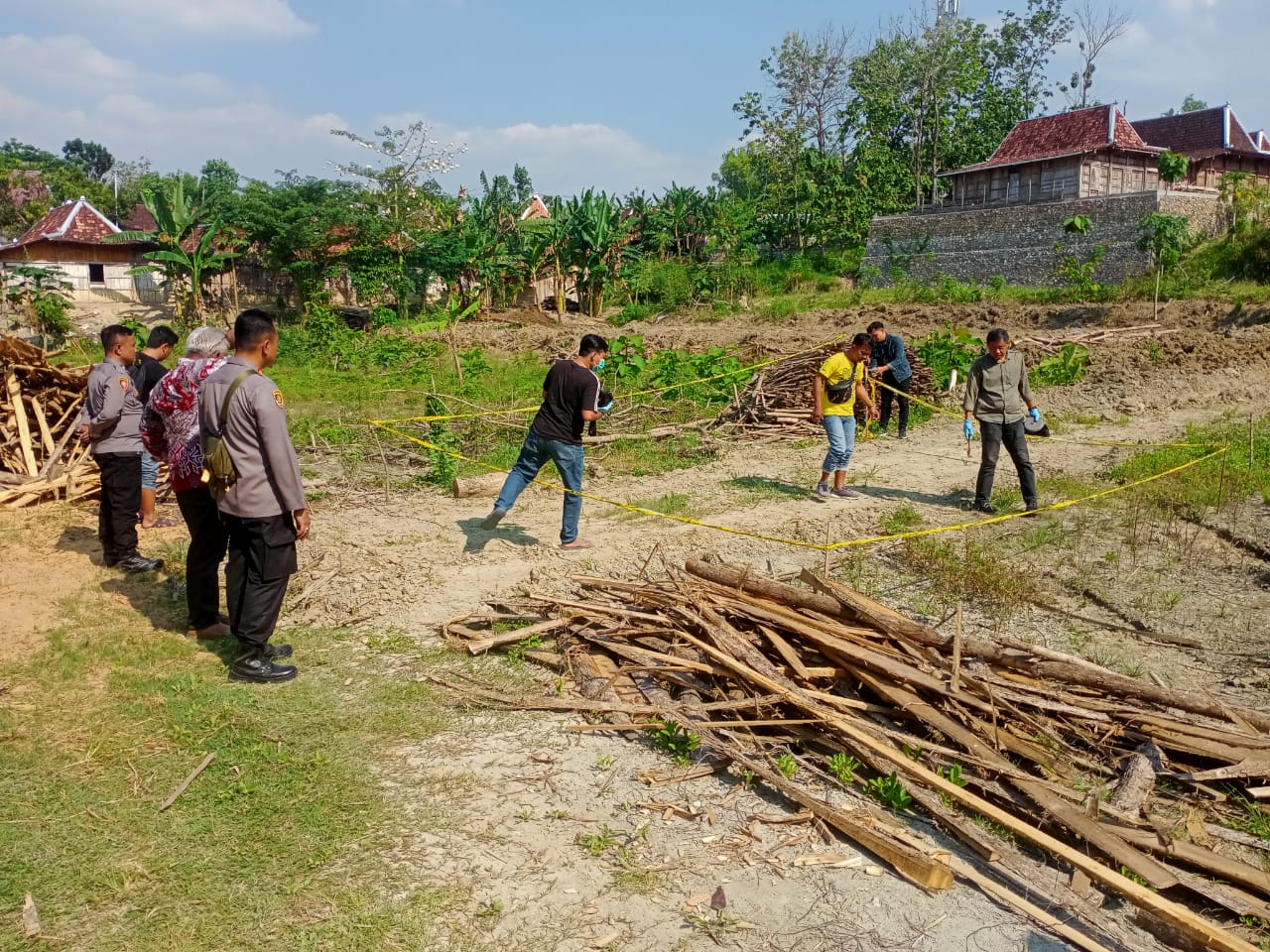 SIROJUL MUNIR/RADAR KUDUS OLAH TKP &ndash; Anggota Inavis Polres Grobogan dan Polsek Pulokulon lakukan olah TKP di lokasi tewasnya anak di lokasi Desa Mlowokarangtalun, Kecamatan Pulokulon, Minggu (31/8).