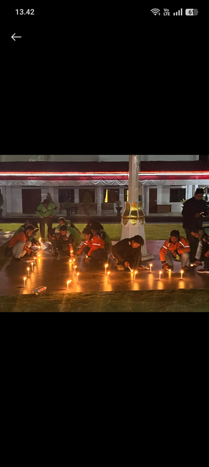 BERKUMPUL: Mahasiswa, Ojol dan kepolisian menyalakan lilin di Pendapa Pati tadi malam.&nbsp;
