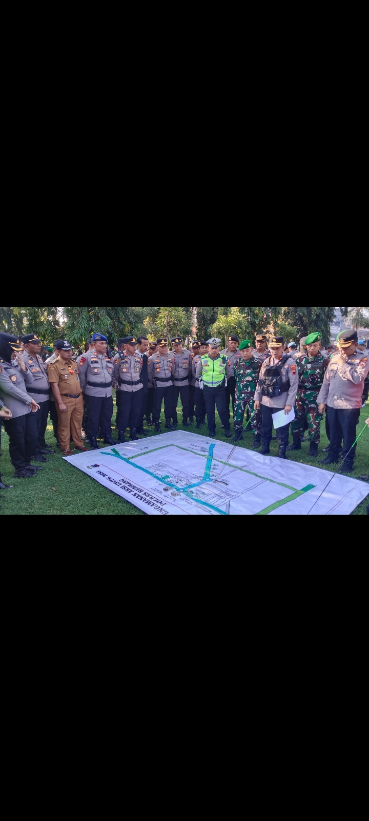 Personel gabungan bersiap di halaman Kantor DPRD Rembang, Senin (1/9).
