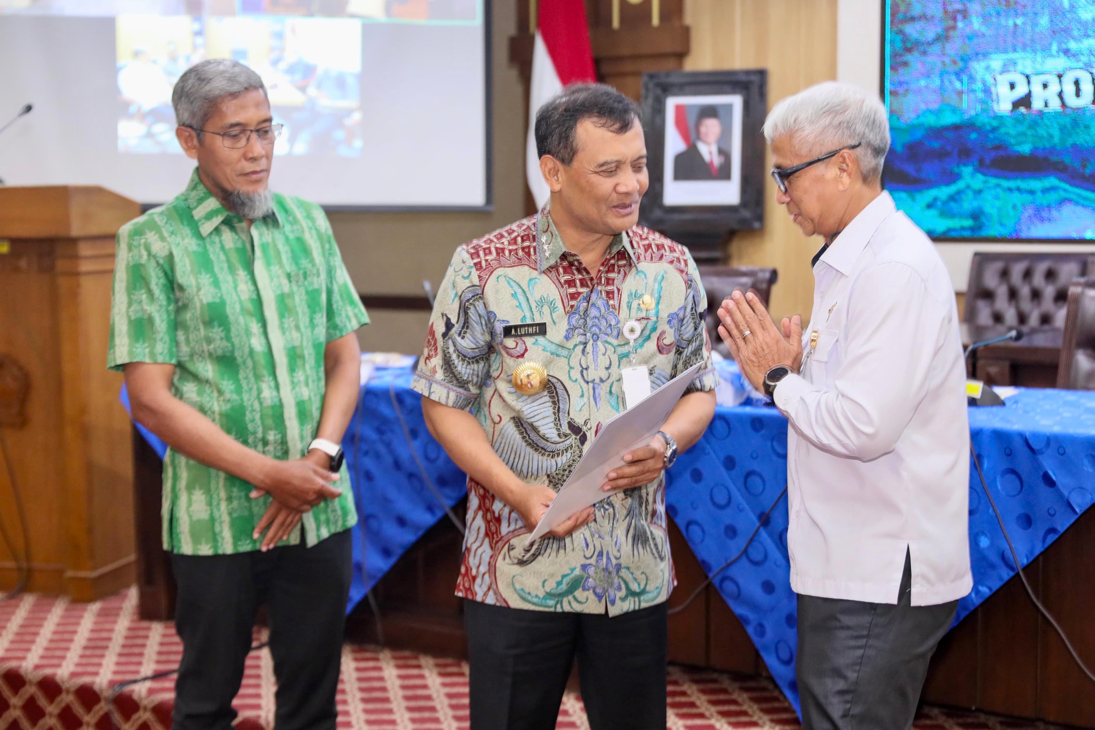 Gubernur Jawa Tengah Ahmad Luthfi bersama perwakilan BPK