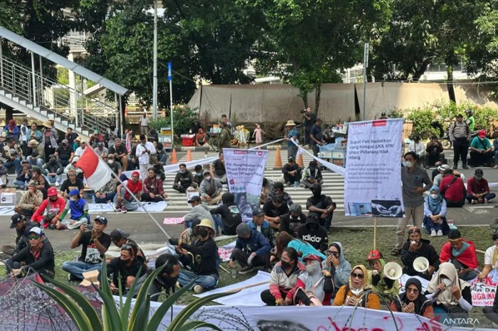 Ratusan warga Pati, Jawa Tengah, saat selawatan di depan Gedung Merah Putih KPK, Jakarta, Senin (1/9/2025).
