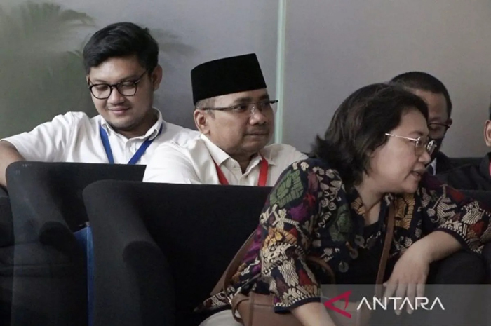Mantan Menteri Agama Yaqut Cholil Qoumas (tengah) memenuhi panggilan Komisi Pemberantasan Korupsi (KPK)pada Senin (1/9).