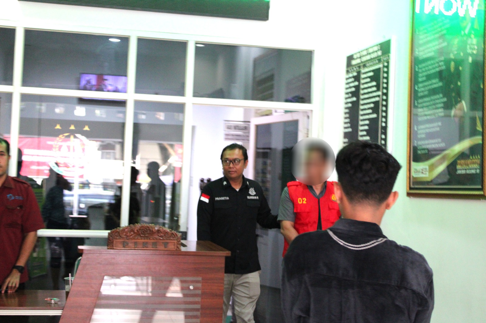 DIGELANDANG: Kades Kebonsawahan, Juwana diamankan Kejari Pati belum lama ini.&nbsp;