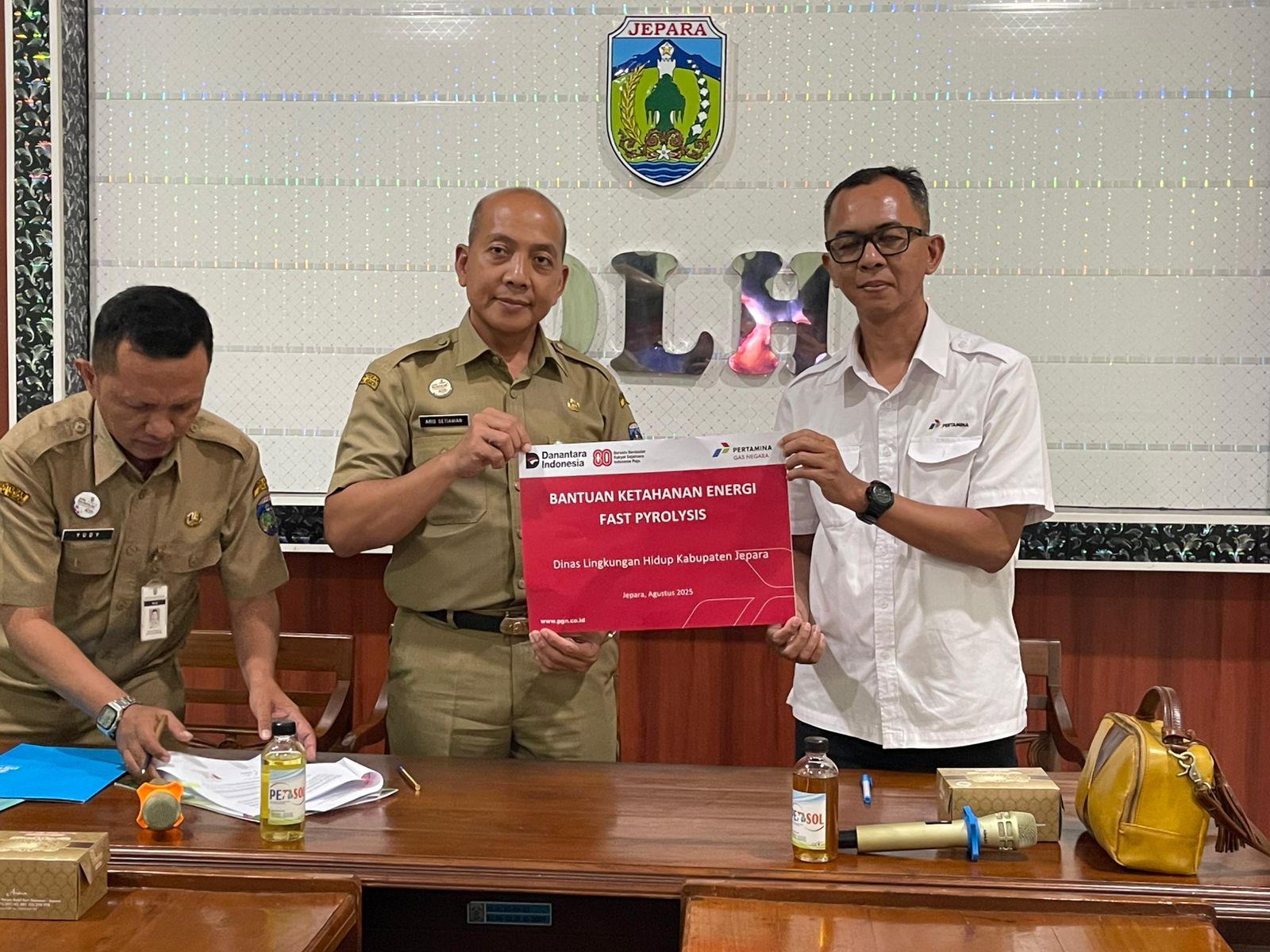 SINERGI: Penyerahan bantuan ketahanan energi secara simbolis diterima oleh Kepala DLH Jepara Aris Setiawan.