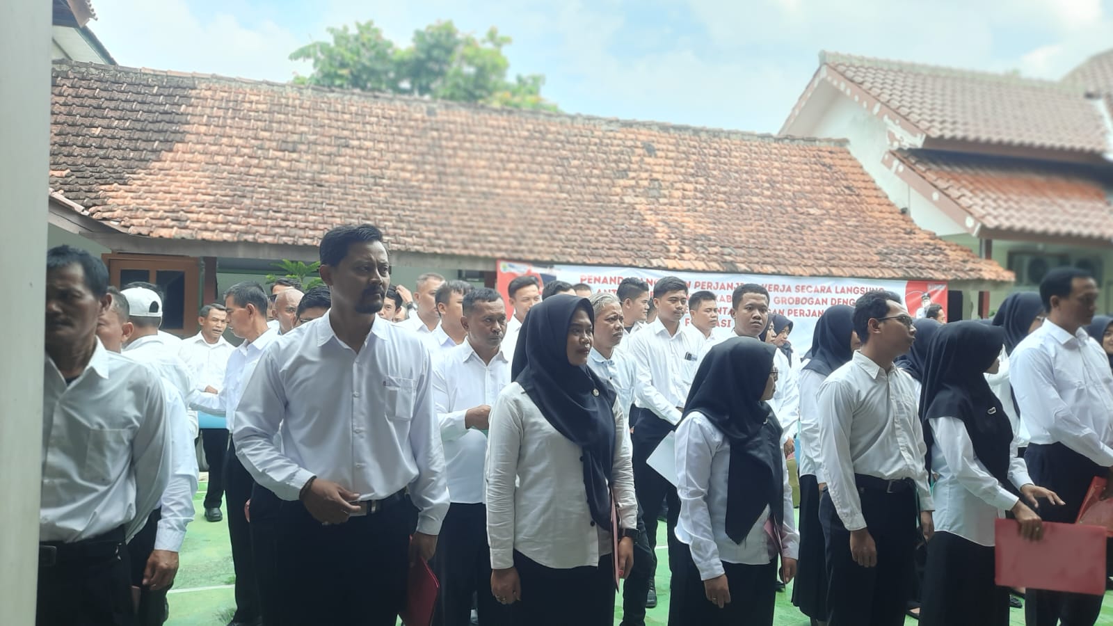 TEKEN KONTRAK: Sejumlah PPPK Tahun 2024 saat melakukan teken kontrak di BKPPD Grobogan.