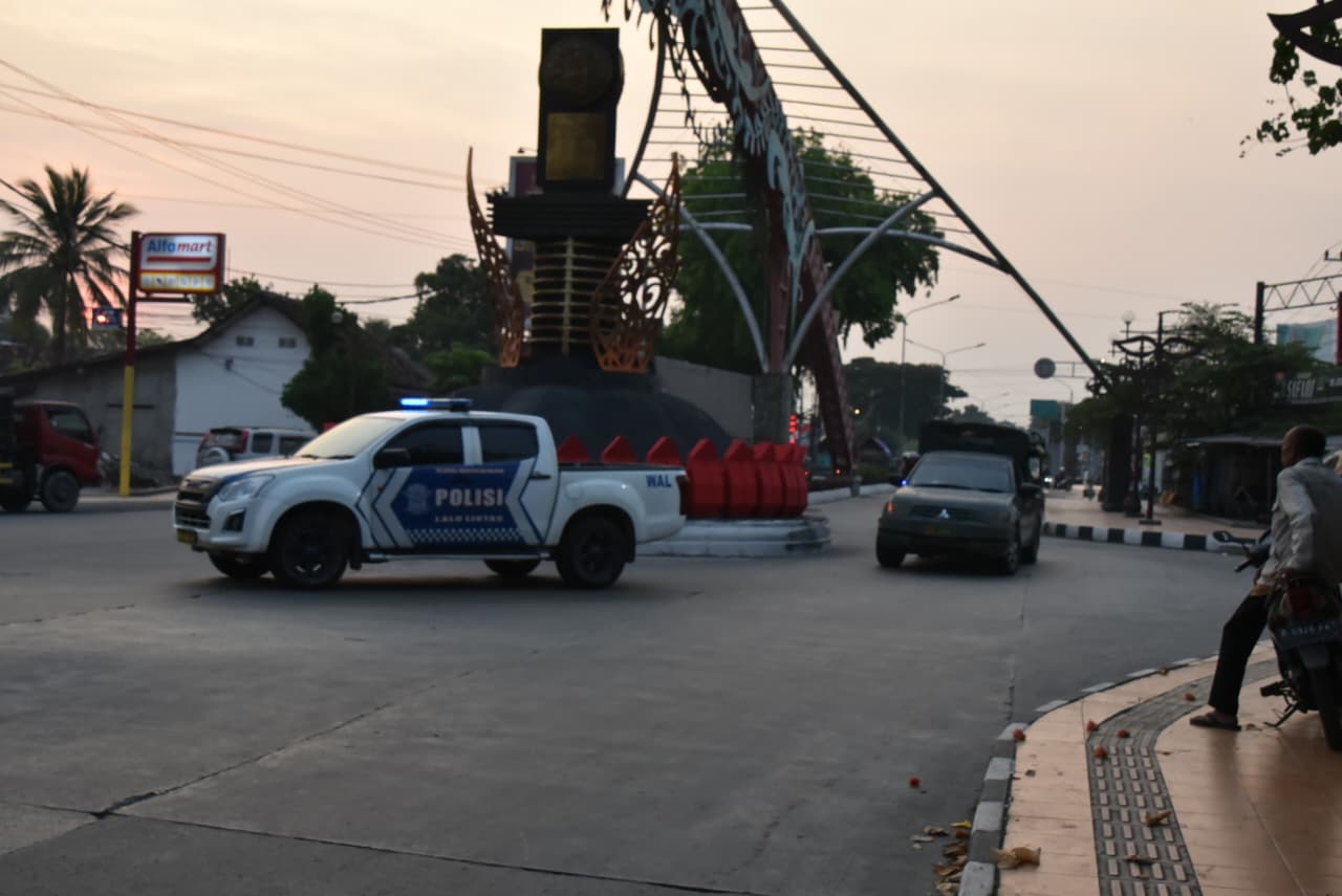 PATROLI: Aparat gabungan saat patroli di seputar Kota Purwodadi.