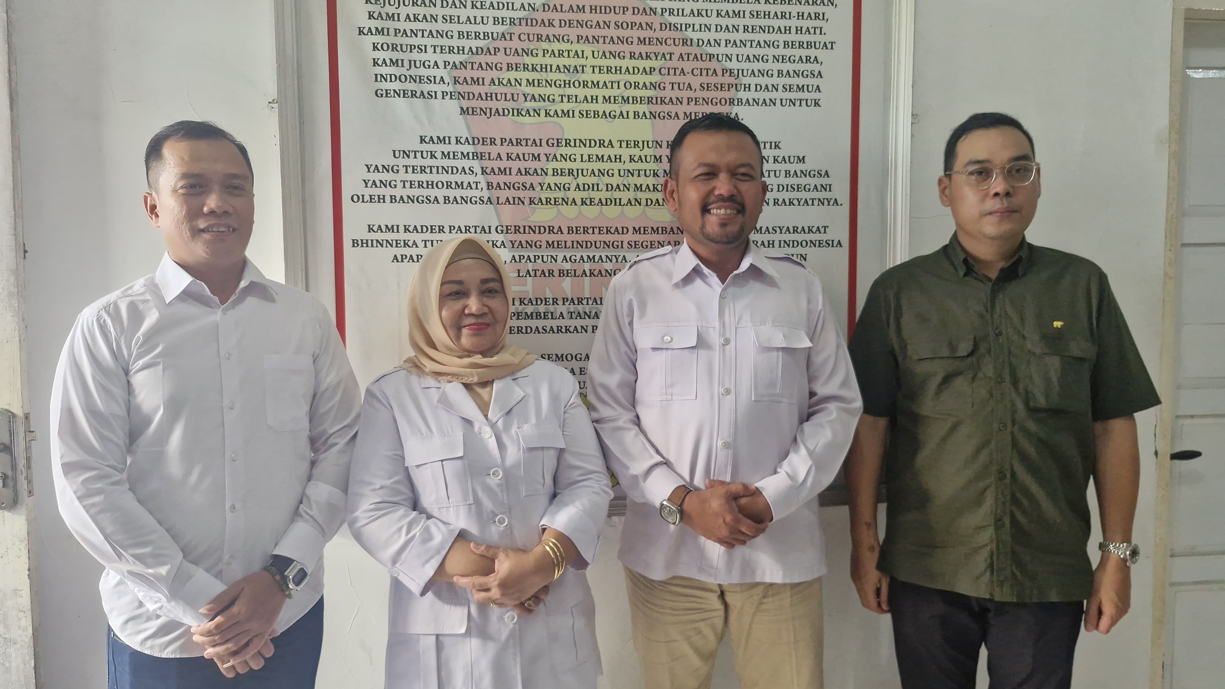 SEPAKAT: Ketua DPC Partai Gerindra Kudus dan Wakil Ketua DPW Gerindra Korwil 3 Jateng foto bersama usai doa bersama di Sekretariat DPC Gerindra Kudus, Minggu (31/8). (GERINDRA KUDUS UNTUK RADAR KUDUS)