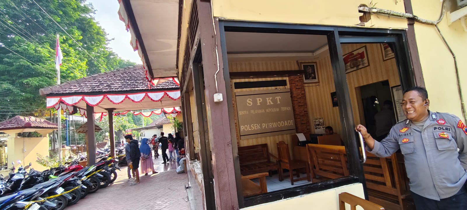 SIAGA - Salah satu anggota Mapolsek Purwodadi sedang bersiaga depan SPKT untuk pelayanan kepada masyarakat.