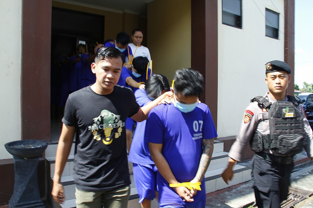 TERTANGKAP: Para pelaku penjarahan dan anarkis digelandang di Rutan Mapolres Jepara Selasa (2/9).