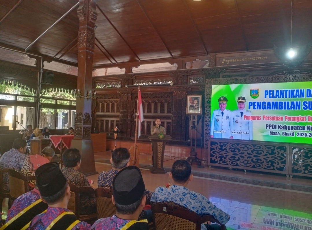 SAMBUTAN: Bupati Kudus Sam&rsquo;ani Intakoris memberi arahan dalam sambutannya pada Pelantikan dan Pengambilan Sumpah PPDI Kudus di Pendapa Kab Kudus, Selasa (2/9). (ANDIKA TRISNA SAPUTRA/RADAR KUDUS)