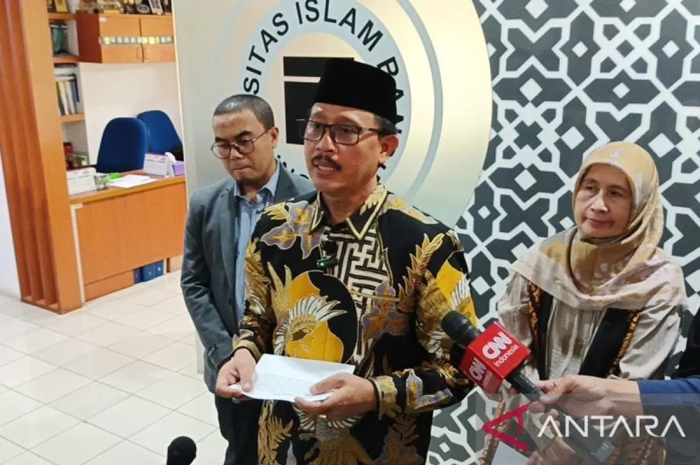 Rektor Unisba Harits Nu&rsquo;man saat memberikan keterangan di Kota Bandung, Jawa Barat, Selasa (2/9).