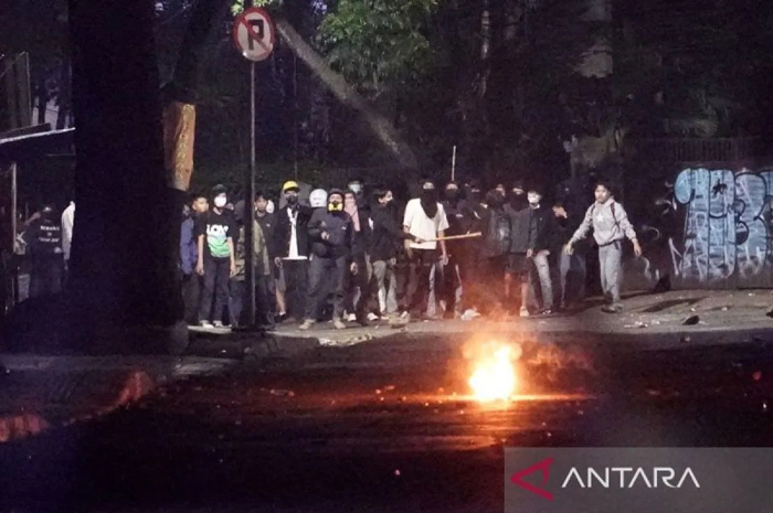 Situasi saat kepolisian bersama TNI melakukan patroli di kawasan Tamansari, Kota Bandung, Jawa Barat, Senin (1/9).