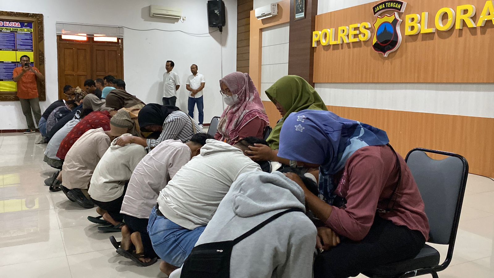 TERHARU: Para pelajar yang terciduk dalam aksi razia Polres Blora dipulangkan dan melakukan sungkem pada orang tua.
