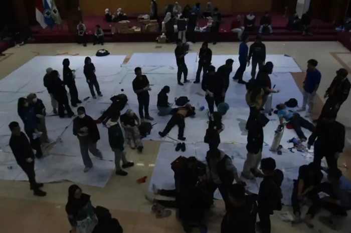 Puluhan pengunjuk rasa mendapatkan perawatan di Aula Kampus Universitas Islam Bandung (Unisba), Kota Bandung, Jumat (29/8).