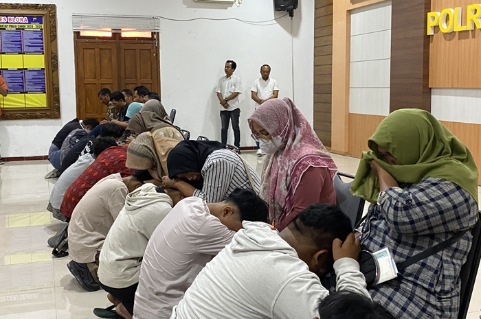 TERHARU: Para pelajar yang terciduk dalam aksi razia Polres Blora dipulangkan dan melakukan sungkem pada orang tua.
