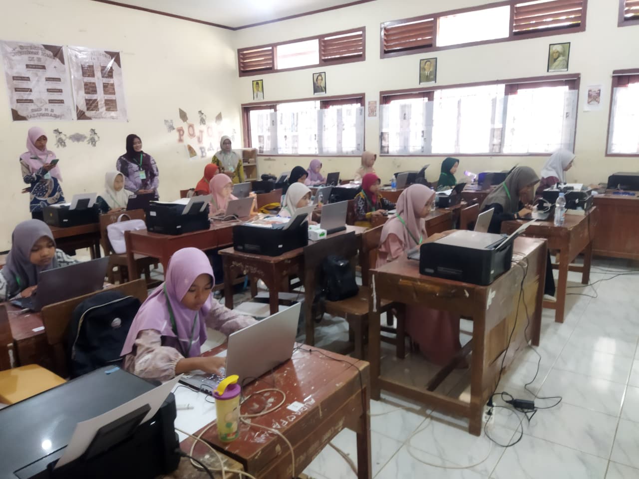 ANTUSIAS: Para peserta lomba mengikuti lomba TIK di SMPN 2 Nalumsari pada Rabu (3/9).