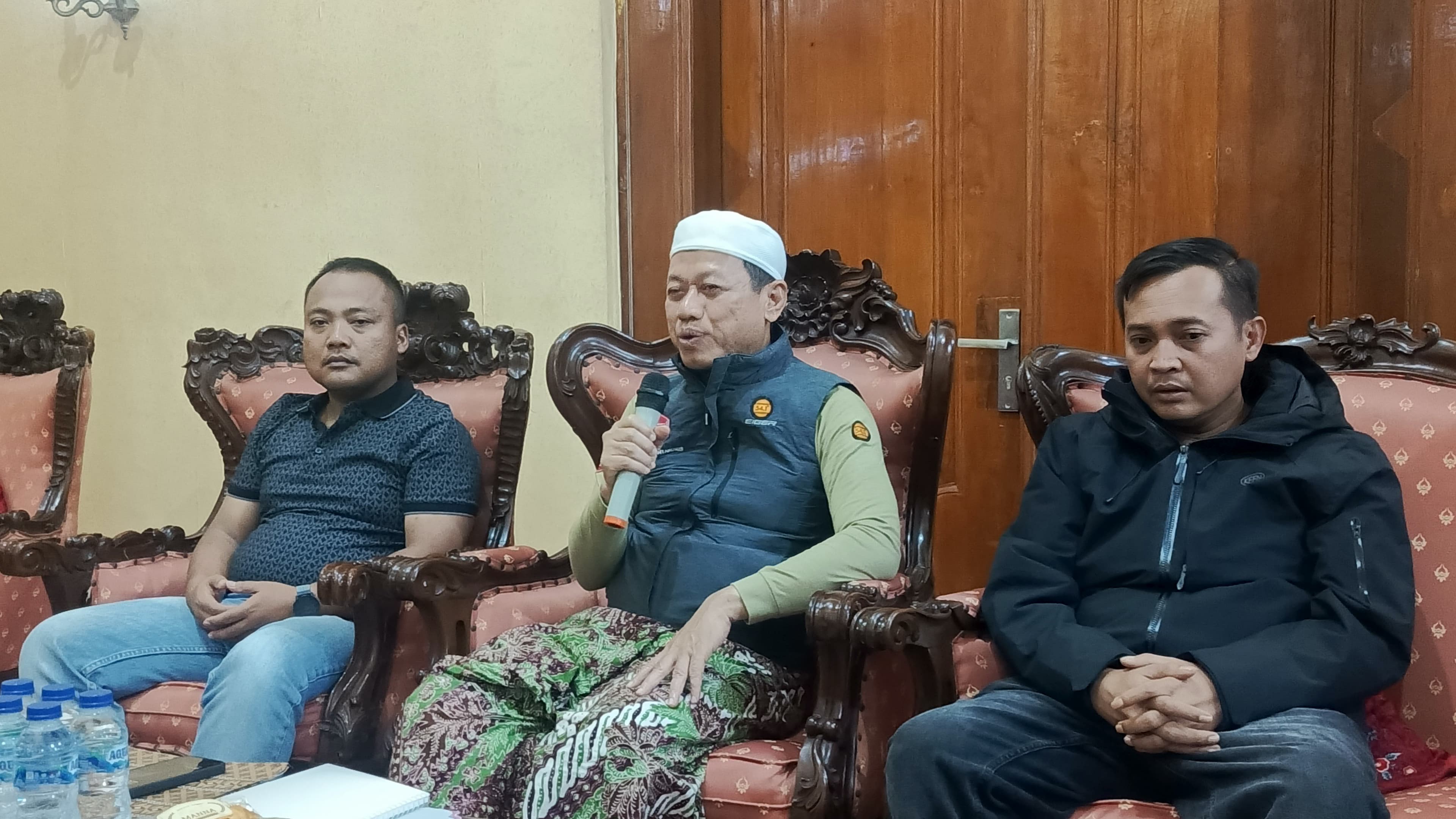 BERI IMBAUAN: Bupati Kudus Sam&rsquo;ani Intakoris menyampaikan pesan agar masyarakat tetap tenang dan tidak mudah terprovokasi, di Pendapa Kab Kudus, malam ini. (ANDIKA TRISNA SAPUTRA/RADAR KUDUS)