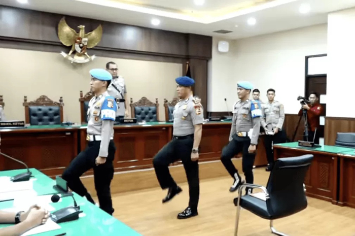 Kompol K, perwira Brimob Polri yang berada dalam rantis saat insiden tragis menimpa driver ojol Affan Kurniawan, menjalani sidang etik pada Rabu (3/9).
