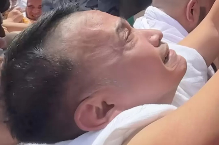 Ruben Onsu menangis berhasil mencium Hajar Aswad.