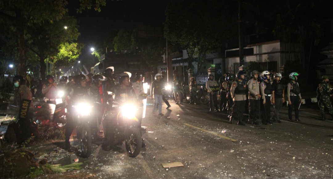 AMANKAN: Aparat kepolisian tengah melakukan patroli dalmas usai aksi penjarahan dan pembakaran Gedung DPRD Jepara pada Minggu (31/8) lalu.