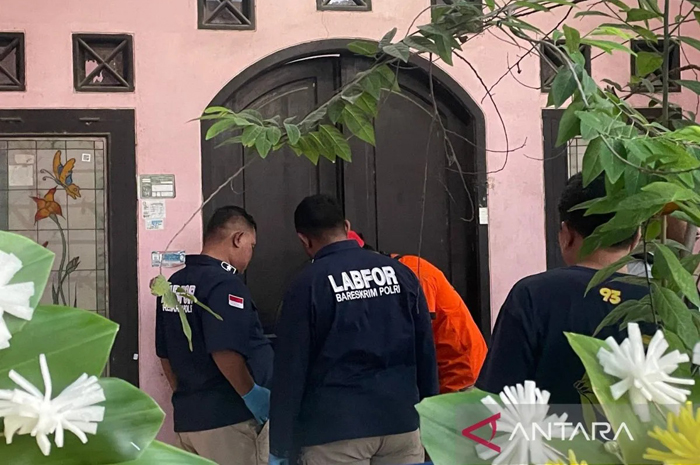 Tim Inafis Polda Jabar dan Polres Indramayu saat melakukan olah TKP di lokasi penemuan lima jenazah korban di Keluarahan Paoman, Indramayu, Jawa Barat, Selasa (2/9/2025) petang.