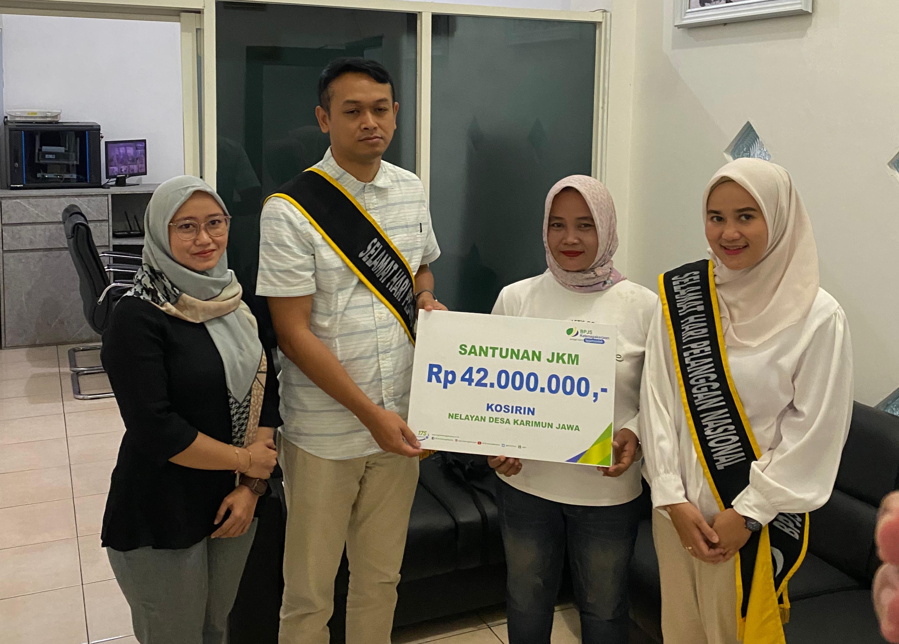 PEDULI: Kepala BPJS Ketenagakerjaan Cabang Jepara Galuh Yudha Purnama menyerahkan klaim JKM kepada ahli waris Kosirin, nelayan Karimunjawa yang meninggal dunia, dalam momen peringatan HPN (4/9).