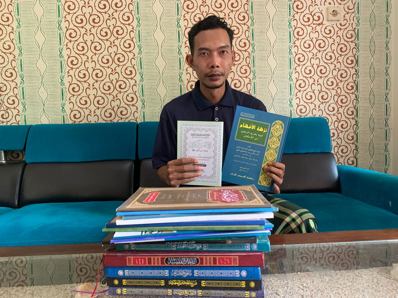 BERKARYA: Mbah Riyan menunjukkan hasil tulisan pribadi maupun kajiannya di kediamannya, belum lama ini. (ANDIKA TRISNA SAPUTRA/RADAR KUDUS)