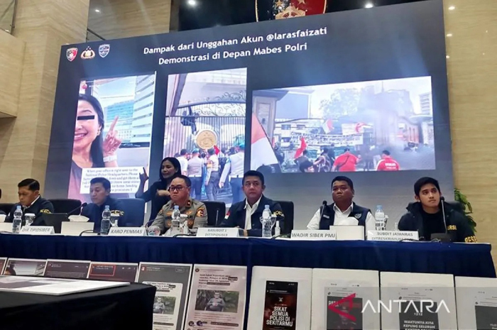 Direktorat Tindak Pidana Siber (Dittipidsiber) Bareskrim Polri menunjukkan konten yang menjadi barang bukti dalam konferensi pers di Gedung Bareskrim Polri, Jakarta, Rabu (3/9).