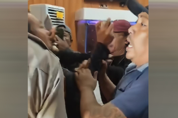 SALING DORONG: Diduga pengawal Dewas mendorong wartawan di Gedung DPRD Pati pada Kamis (4/9).