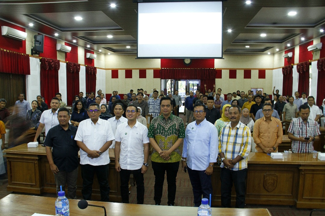 SINERGIS: Bupati Jepara Witiarso Utomo bersama dengan pengurus Kadin dan HIMKI melakukan persiapan pameran TATAH, IFEX dan INDEX di Gedung Shima pada Kamis (4/9).