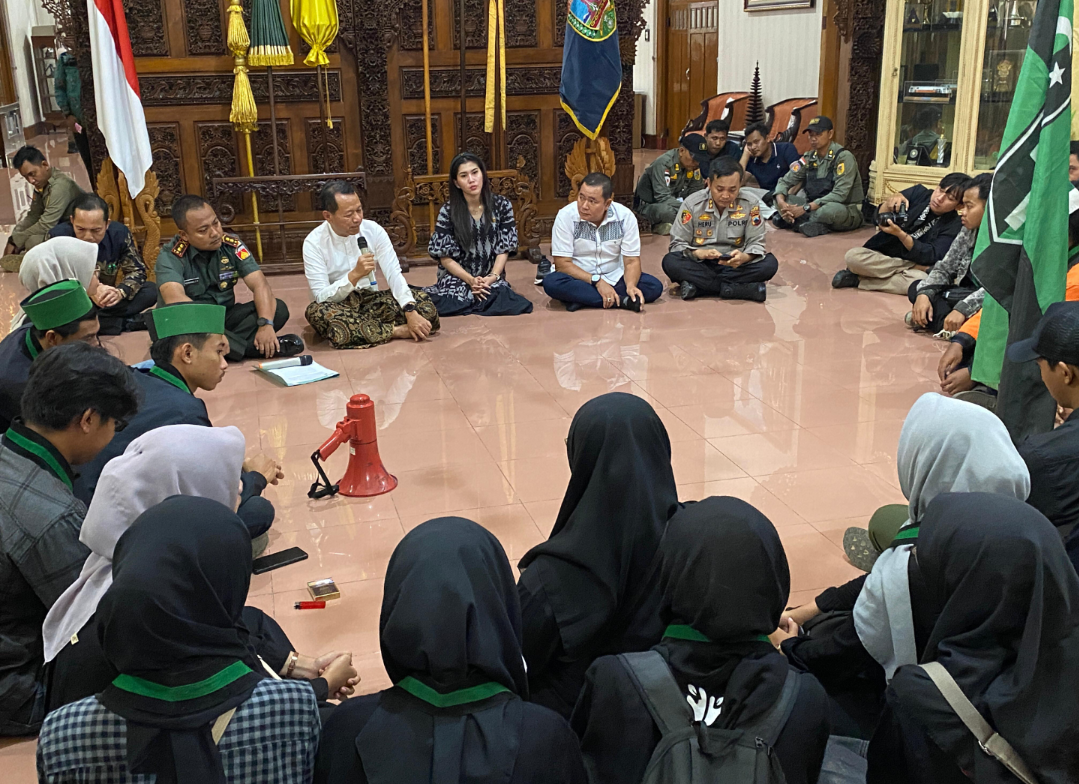 INTERAKSI: HMI Cabang Kudus menyampaikan tuntutannya dengan audiensi damai kepada forkopimda Kudus, hari ini. (ANDIKA TRISNA SAPUTRA/RADAR KUDUS)