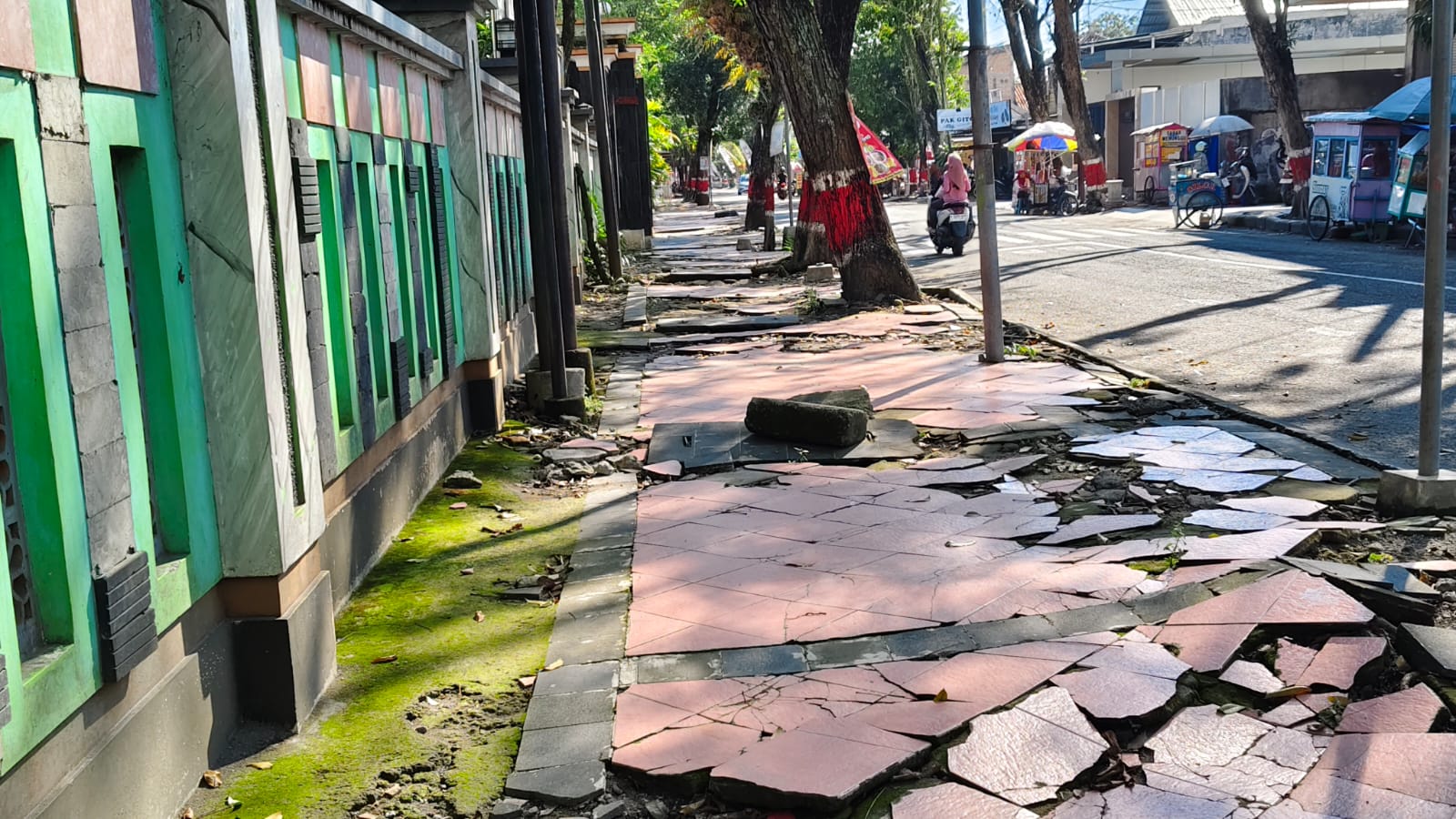 RUSAK PARAH &ndash; Kondisi trotoar Jalan Siswomiharjo Purwodadi depan SMP N 1 Purwodadi rusak parah dan akan dibangun tahun 2026.