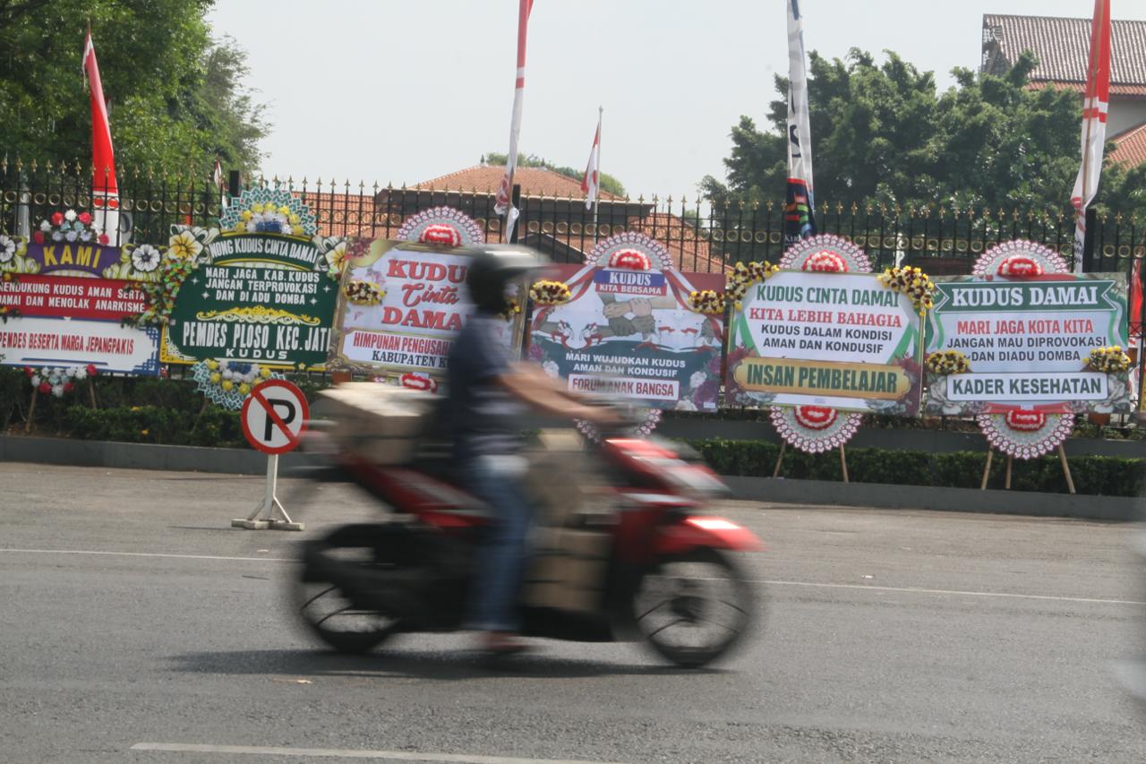 SALING JAGA: Karangan bunga dukungan tidak terprovokasi terpampang di depan Kantor bupati Kudus.