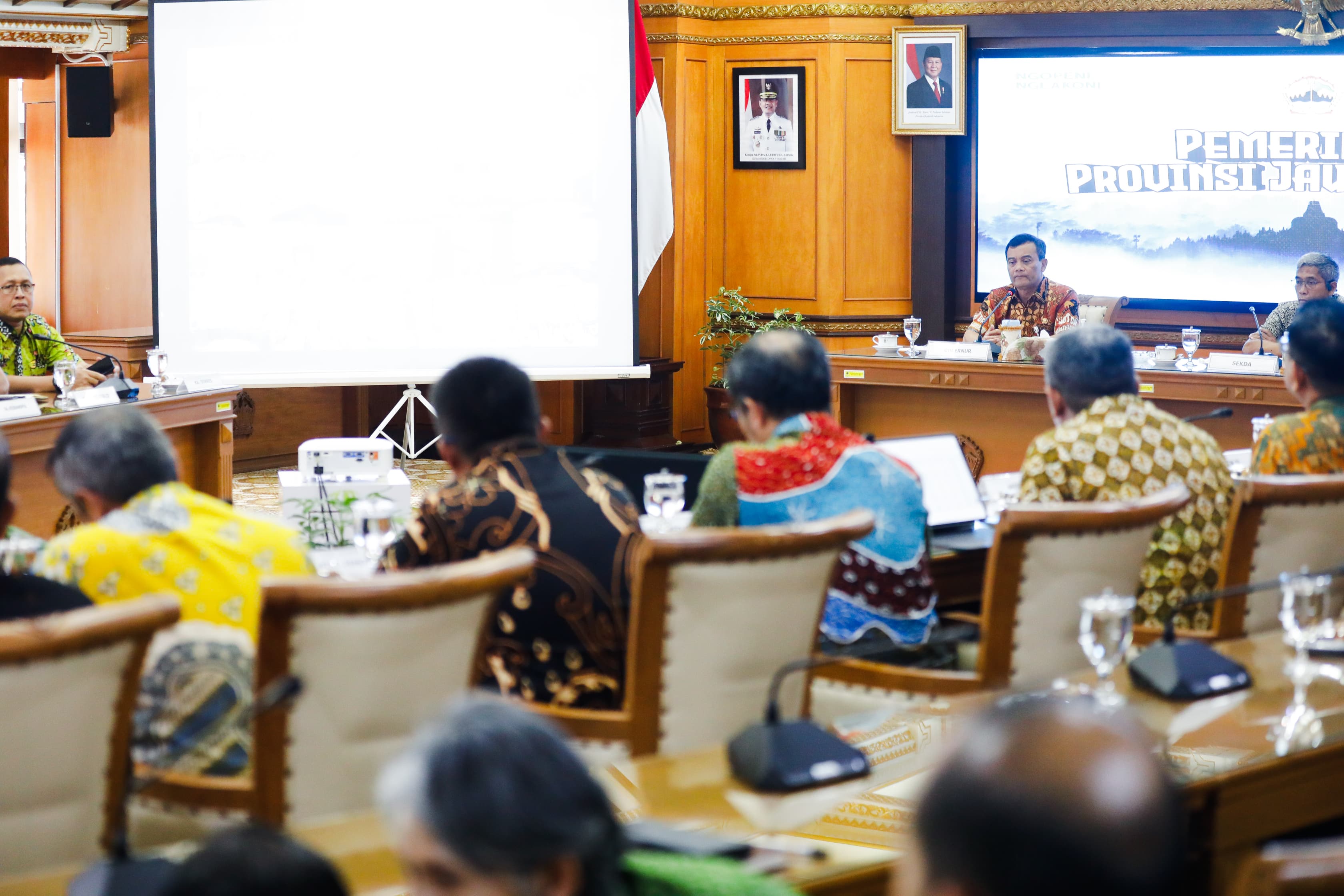 Gubernur Ahmad Luthfi rapat bersama Bupati-Wali Kota menginstruksikan untuk memasifkan kegiatan yang melibatkan masyarakat