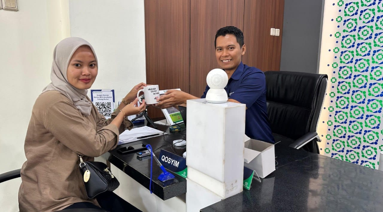 Peringati Hari Pelanggan Nasional, BPJS Kesehatan Cabang Kudus memberikan cinderamata kepada peserta JKN