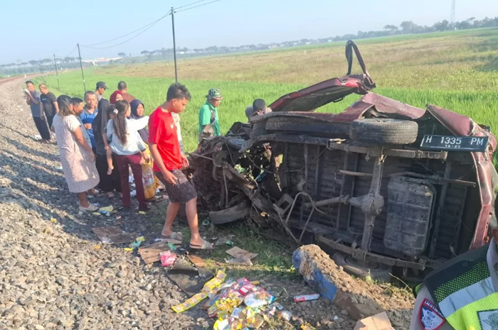 Suzuki Carry bernomor polisi H 1335 PM mogok tepat di tengah rel ketika hendak melintas dari arah utara ke selatan.