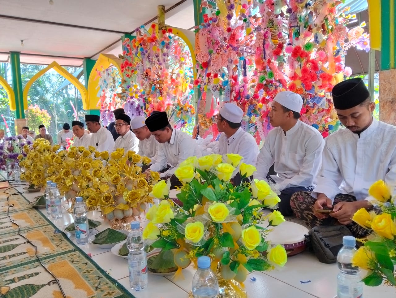MERIAH: Prosesi pembacaan Al-Barzanji di Masjid Nurul Amin Dukuh Telaga Desa Kemujan. To