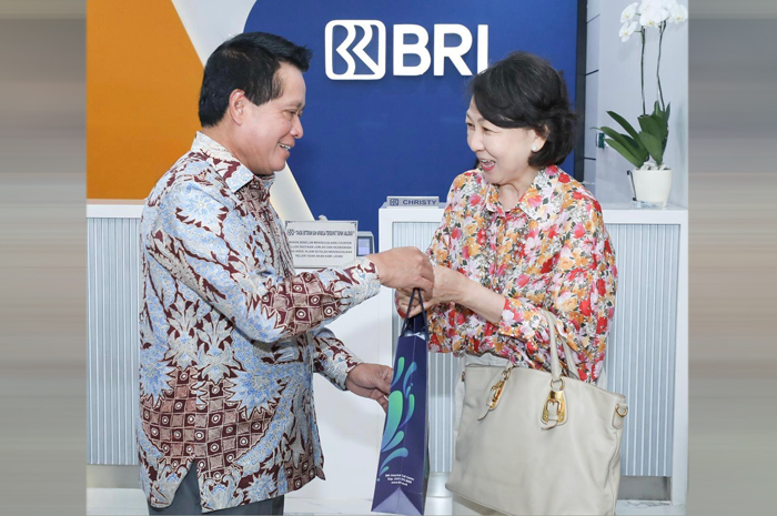 Direktur Utama BRI Hery Gunardi memberikan apresiasi dan terima kasihnya kepada nasabah setia BRI saat memperingati&nbsp;Hari Pelanggan Nasional (HPN) 2025.