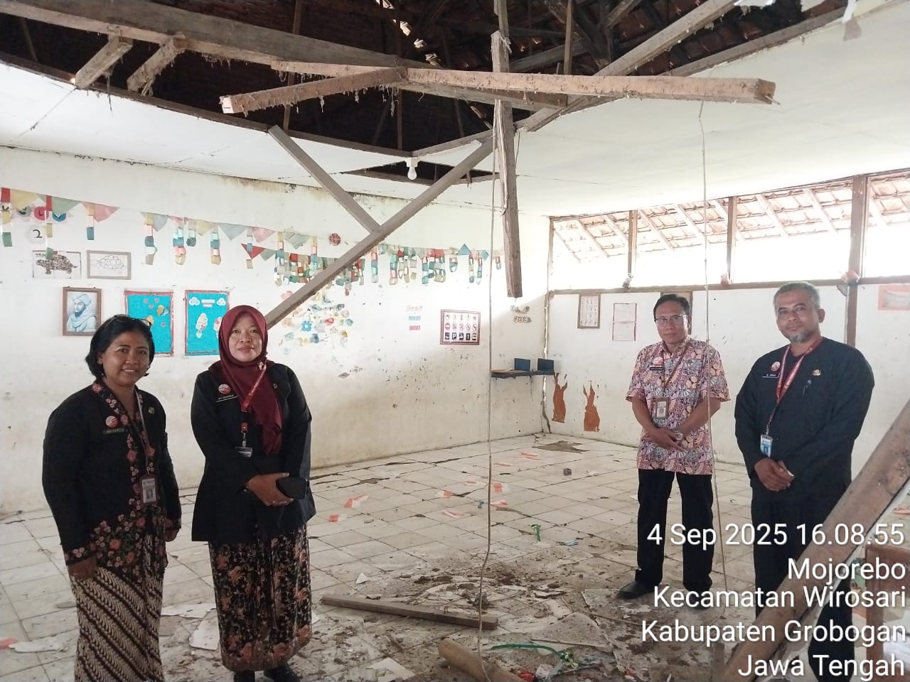 MENGECEK: Tim Disdik Grobogan saat mengecek sekolah rusak di SDN 1 Mojorebo.