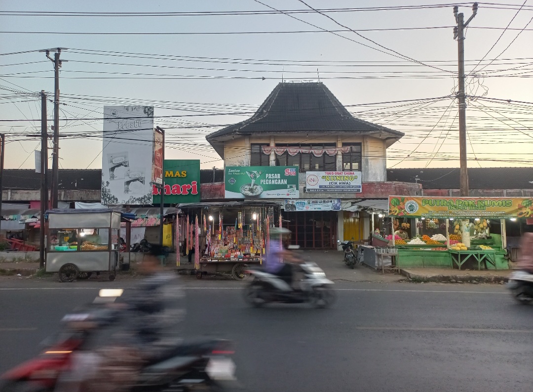PADAT: Wajah fasad depan Pasar Pecangaan direncanakan akan direlokasi.
