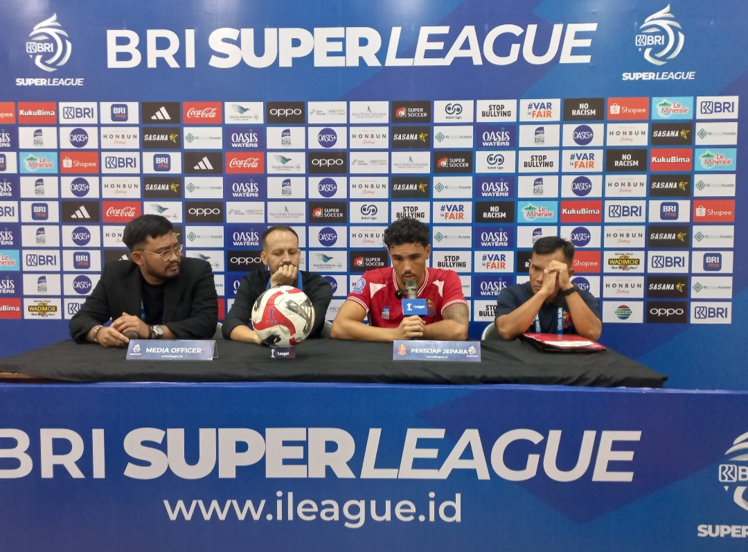 EVALUASI: Head Coach Persijap Jepara M&aacute;rio Licinio Guerreiro Lemos didampingi pemain, Diogo Brito melakukan evaluasi usai melawan Arema FC pada Sabtu (30/8) lalu.