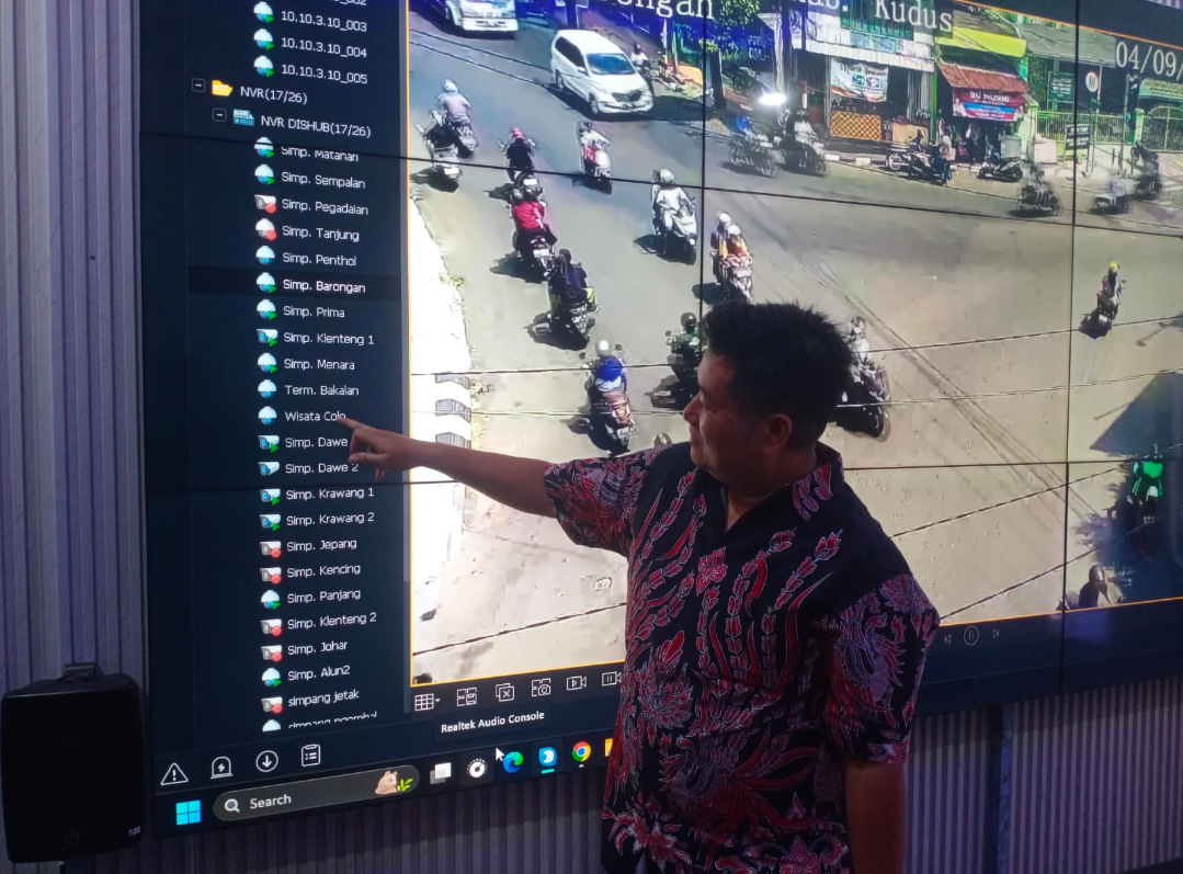 TUNJUK: Kasi Sarpras LLAJ Dishub Kudus, Muchlisin, menunjukkan pantauan rekaman CCTV di Kantor Dishub Kudus, baru-baru ini. (ANDIKA TRISNA SAPUTRA/RADAR KUDUS)