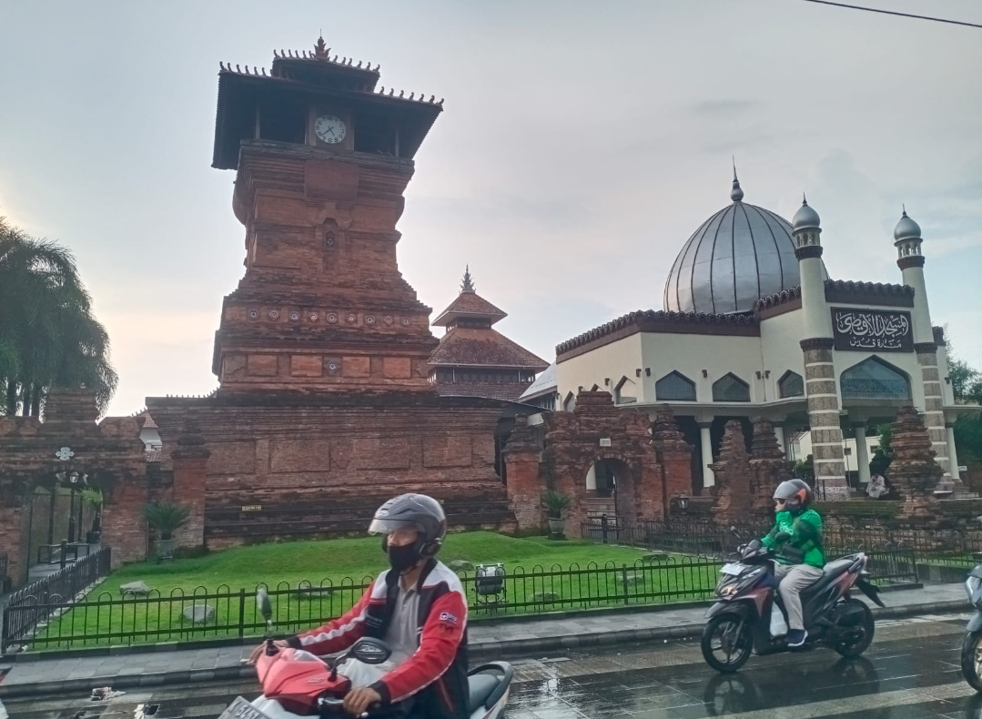WISATA RELIGI: Terlihat aktivitas peziarah dan pengguna jalan di depan kawasan Wisata Religi Menara Kudus, belum lama ini. (ANDIKA TRISNA SAPUTRA/RADAR KUDUS)