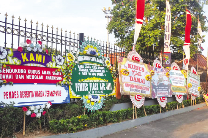 KONDUSIF: Kondisi di depan Kantor Bupati Kudus yang dipenuhi karangan bunga dari berbagai instansi dan elemen masyarakat mendukung aksi damai kemarin.