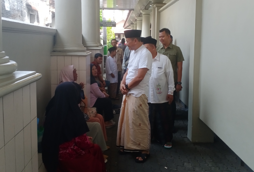 SAMBANGI: Bupati Kudus, Sam&rsquo;ani Intakoris menyapa orang tua dari anak-anak yang mengikuti khitan massal di Masjid Agung Kudus, pagi ini. (ANDIKA TRISNA SAPUTRA/RADAR KUDUS)