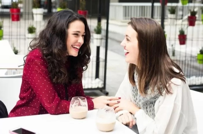 Ilustrasi dua orang yang sedang bahagia&nbsp;