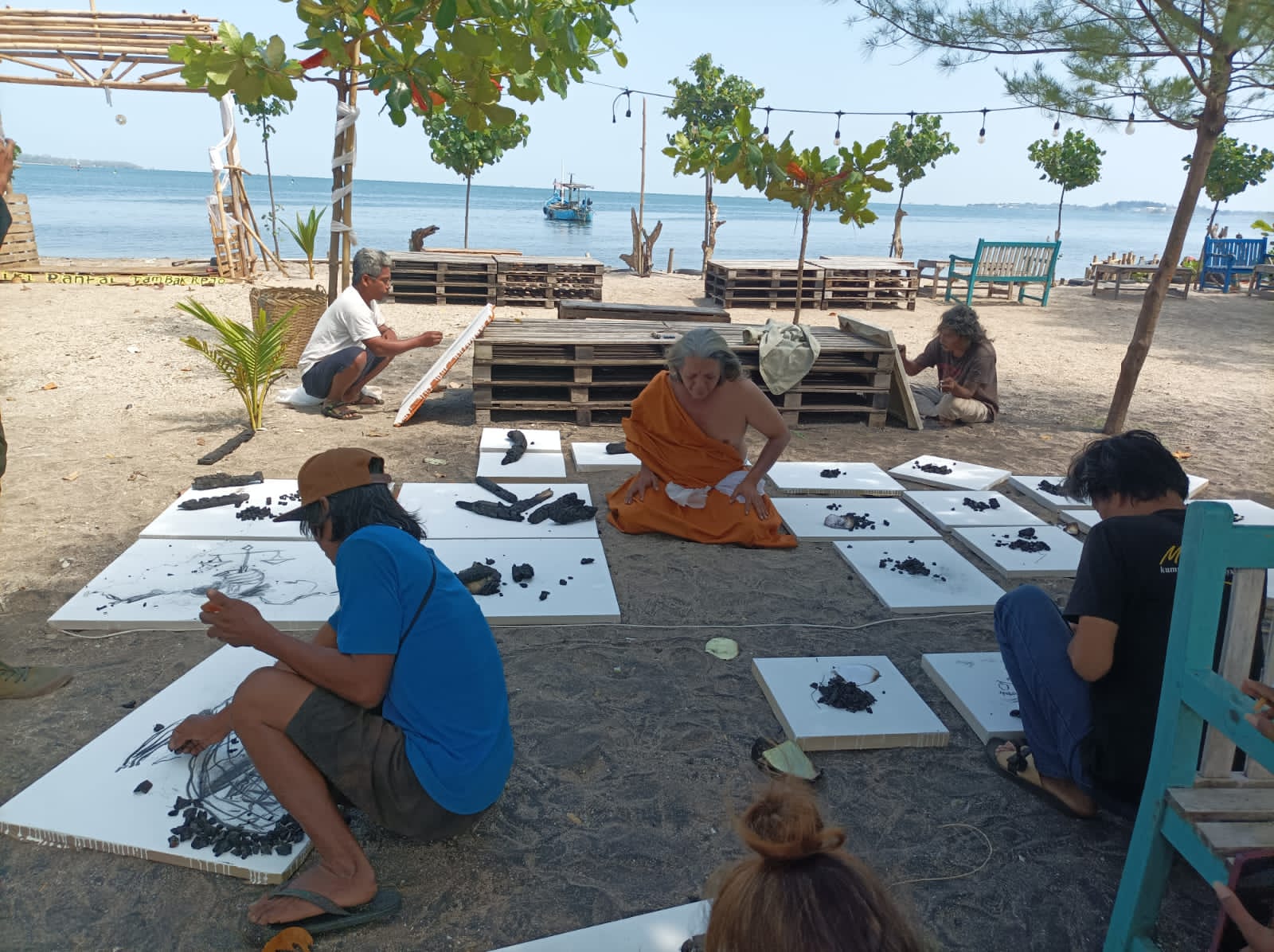 EKSPRESIF: Para seniman dari Jepara dan sekitarnya tengah melukis on the spot di Pantai Pasir Hitam Tambakrejo Minggu (7/9).
