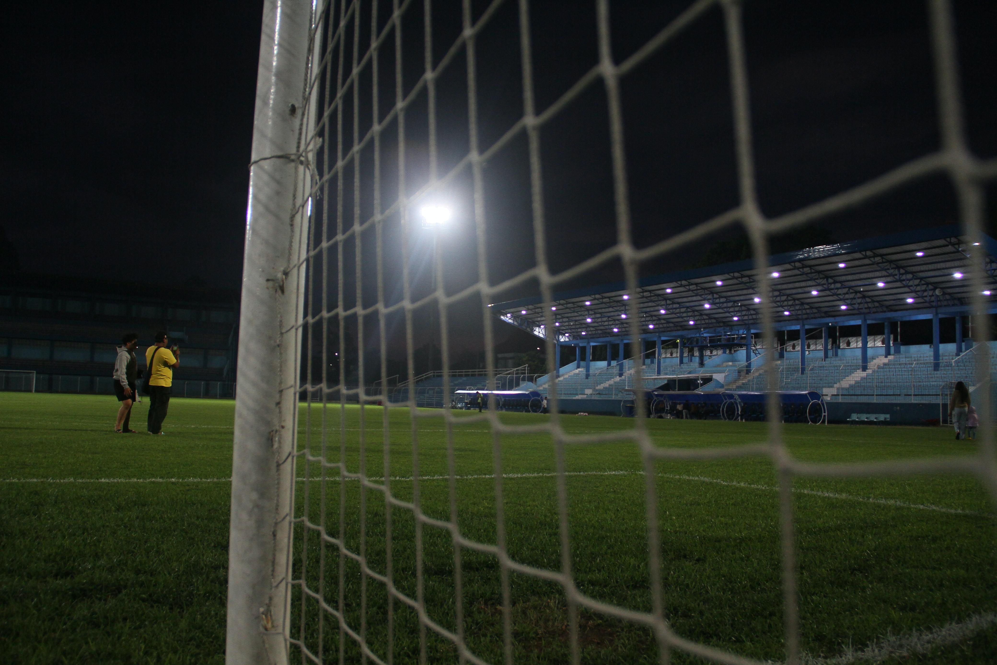 SEGERA DITANGANI: Kondisi Stadion Wergu Wetan saat malam hari.
